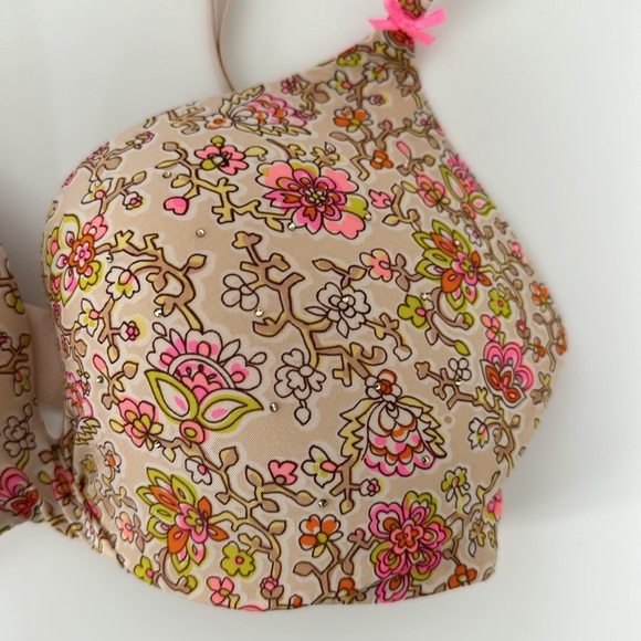 Victoria’s Secret plunge (padded) 34C. Neutral floral pattern with rhinestones. - Picture 6 of 6
